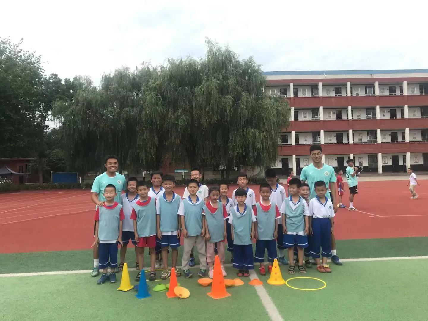 童心向党放飞足球梦主题绘画,童心向党体育强国放飞足球梦