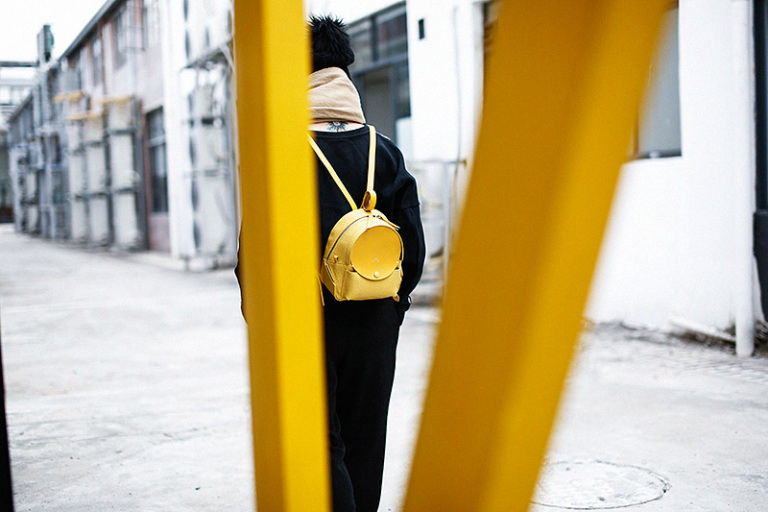 不要再背烂大街的双肩包了,别再背烂大街的轻奢包