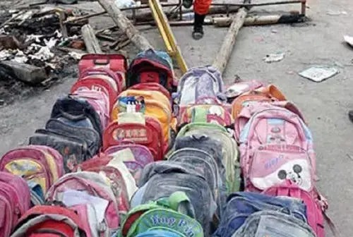 512大地震，总理哭了、央视主持人哭了、参加哀悼日的人民哭了