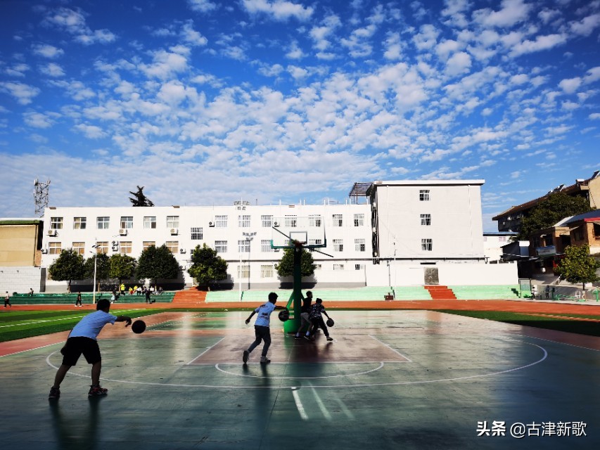 秋日暖阳运动场上活力四射,金秋十月秋高气爽运动健儿展风采