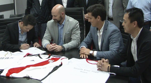 铂烽体育与阿根廷河床足球俱乐部合作协议正式签署