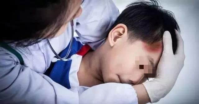 3岁孩子摔倒磕到前脑门怎么办,3岁小孩摔倒磕到头走路头疼