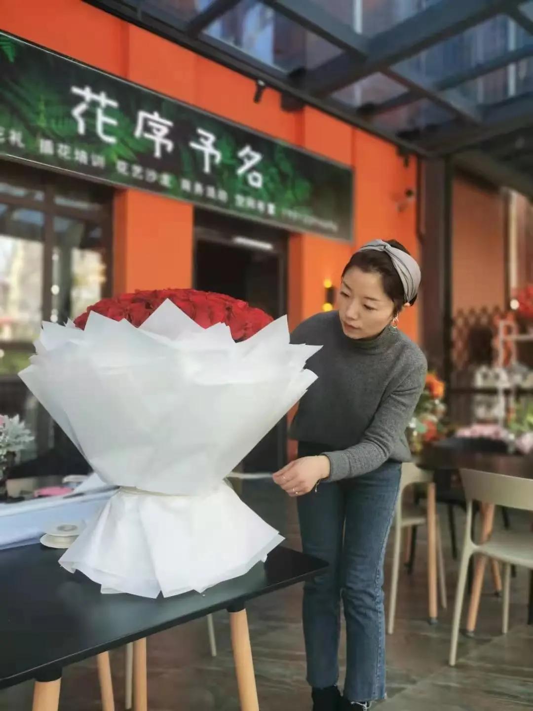 从10平方米的楼梯间花店，到130平方米的花园花店，为何她俩做得这么火？