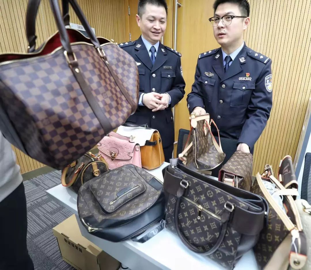 2500元的Burberry围巾竟是400元一条假货！连婴儿奶嘴也有假的 上海公安侦破多起假冒知名品牌案件