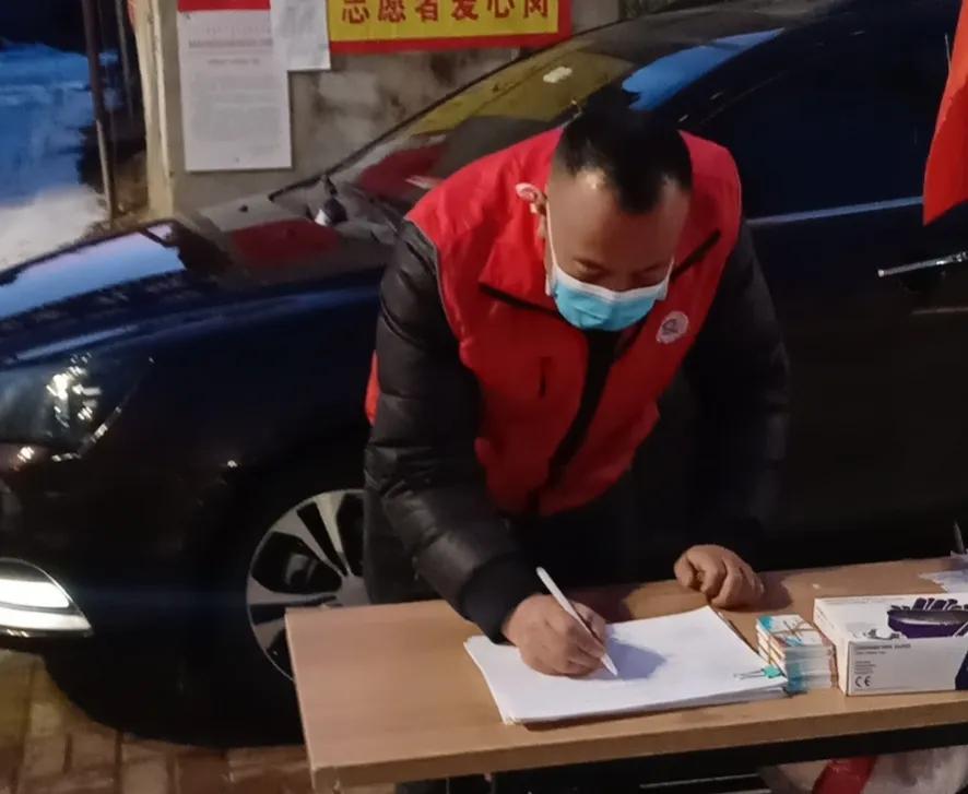 志愿者筑起复工复产疫情防控墙 (社区志愿者复工复产)