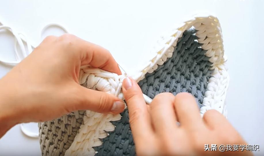 十一与其出门人挤人，不如在家看电视钩包包，一款拼色手提袋教程