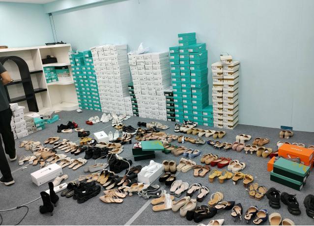 美女主播卖假化妆品被抓,直播卖假鞋被抓