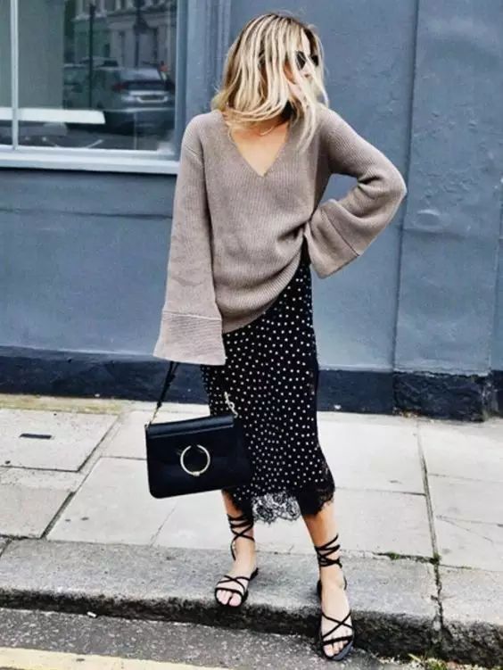 宽松v领毛衣怎么搭配裙子,超显瘦修身v领羊绒长款毛衣