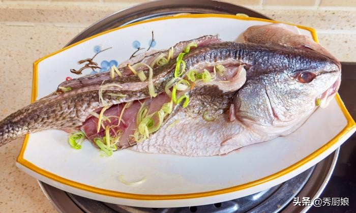 做清蒸鱼的配料与做法,做清蒸鱼怎么去腥