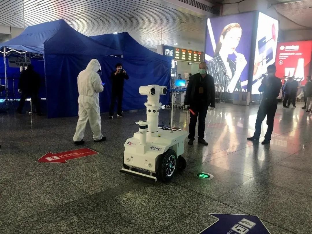 来了，电信“机器人天团”！网友:“成精了！”