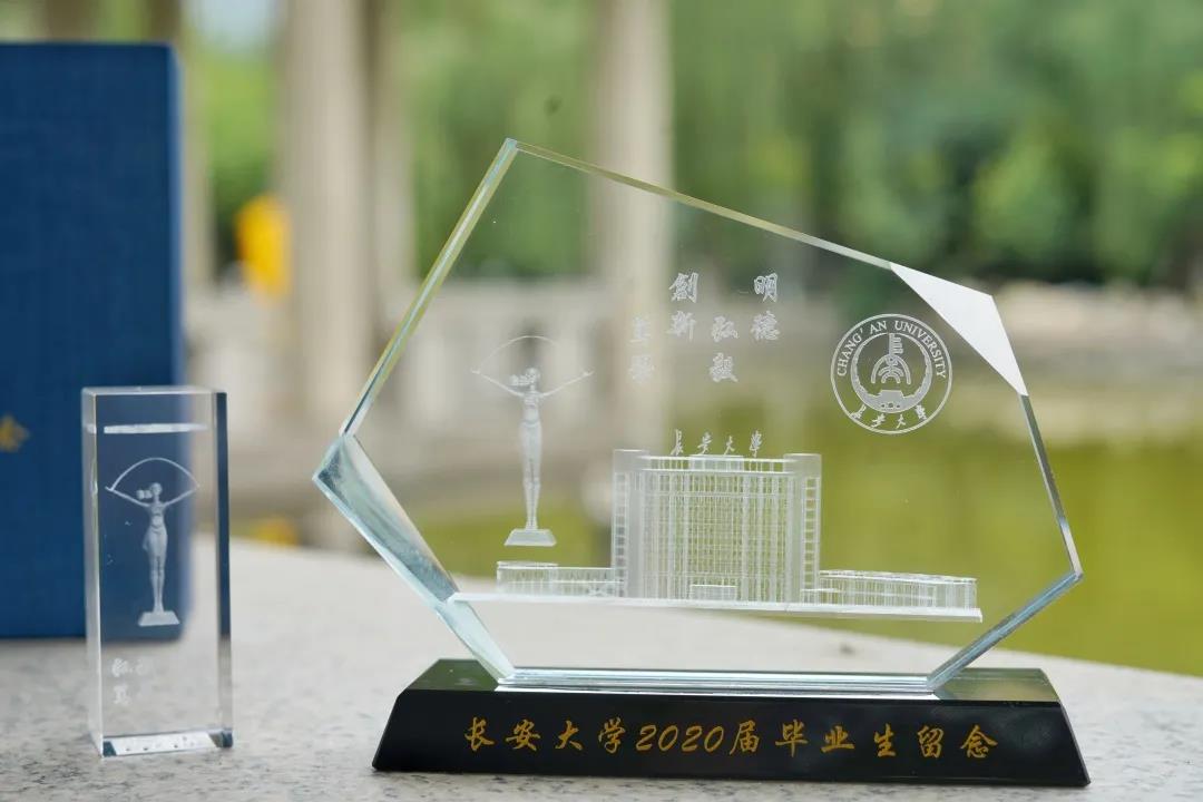 火了！陕西最豪华毕业礼物：水晶、合金珐琅独一无二定制，还刻有每个人名字！