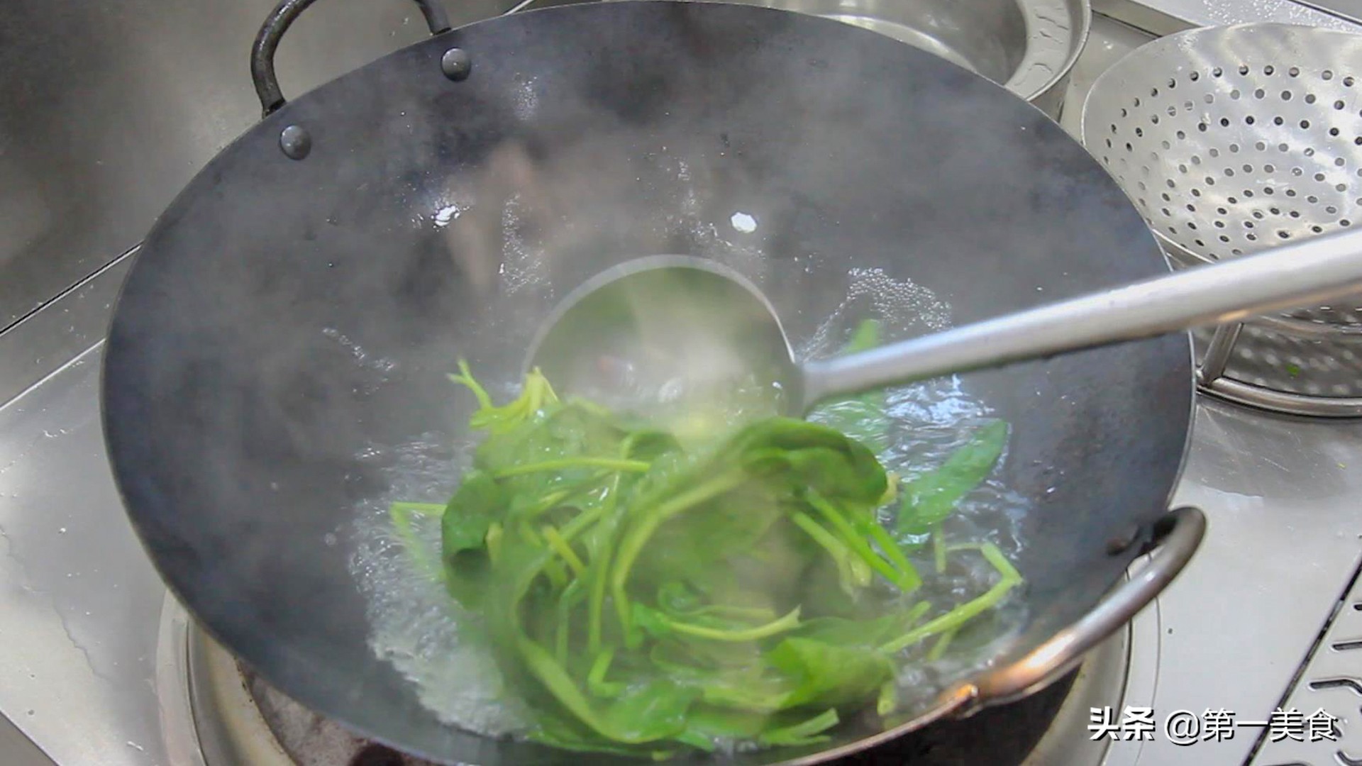 薄皮大馅饺子的包法视频,薄皮大馅的饺子怎样包不煮破