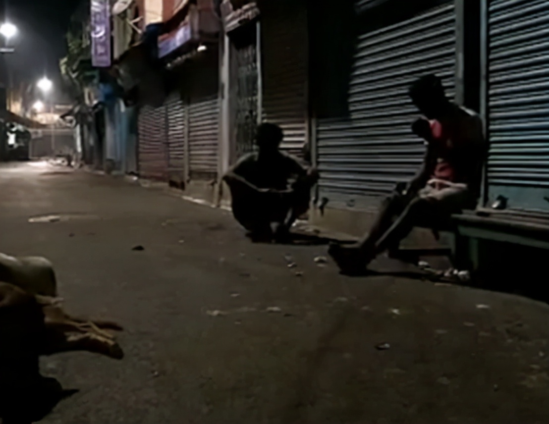 印度穷人下水道里淘金,印度穷人淘金