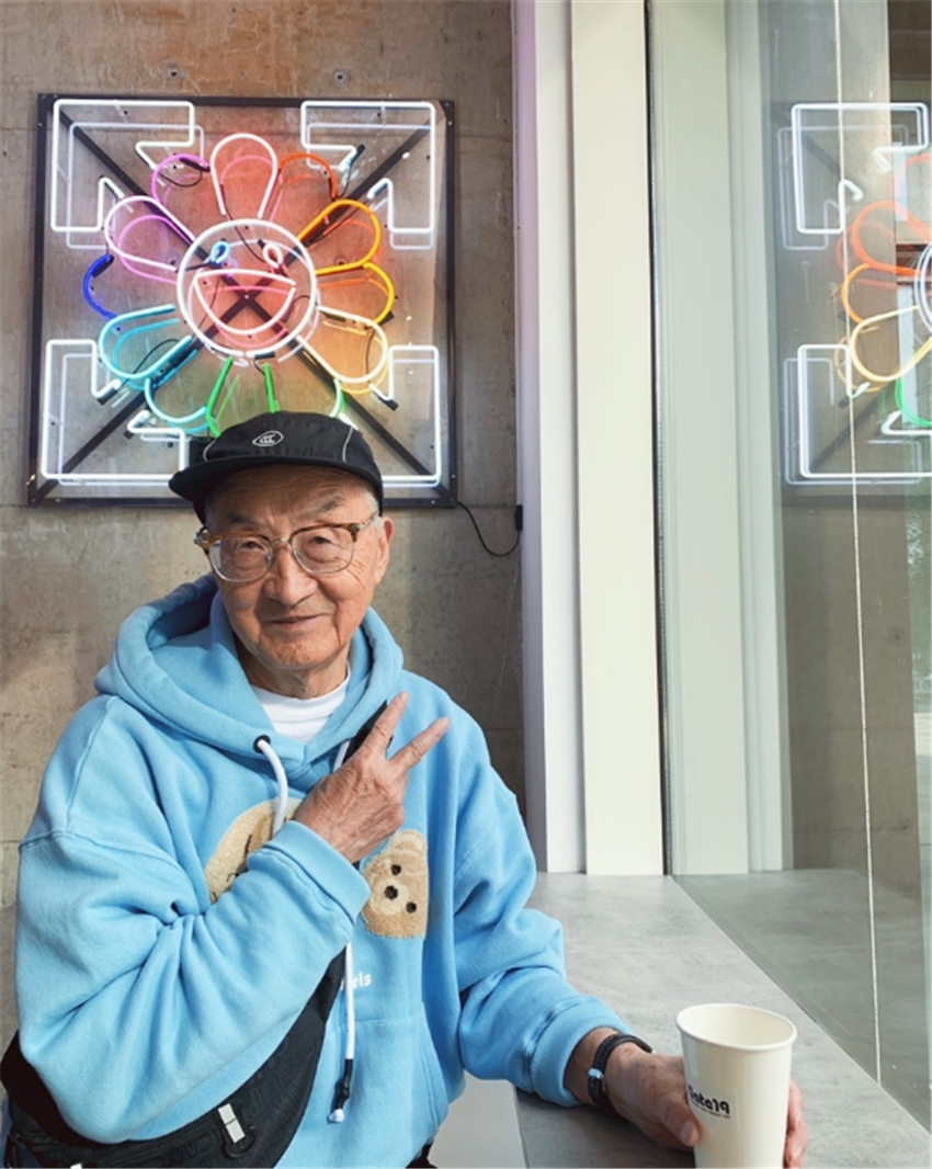 82岁爷爷穿粉色AJ上街，一身马卡龙配色，和孙子同款真时尚