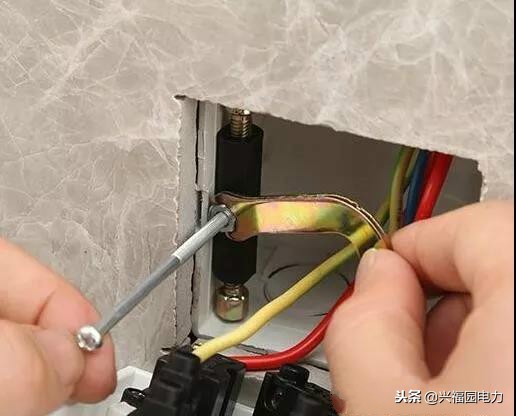 插座底盒螺丝孔大怎么处理,插座螺丝孔坏了怎么修补