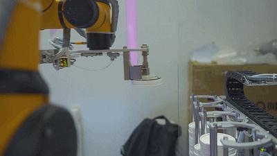 听说有群机器人乘“太空舱”悄然登陆广州?