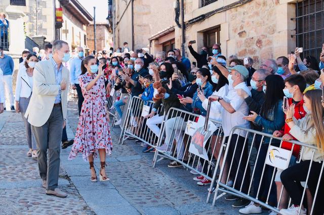 莱蒂齐亚穿长裙,莱蒂齐亚最新着装