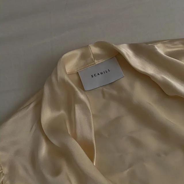 T恤穿腻了?想要时髦又遮肉,春夏白衬衫应该这么洗和这样穿