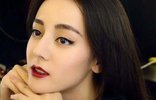 公认美貌迪丽热巴,怎么样才能拥有迪丽热巴样的颜值