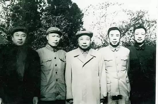 萧华：中国最年轻的开国上将，22岁当上司令，39岁授上将军衔