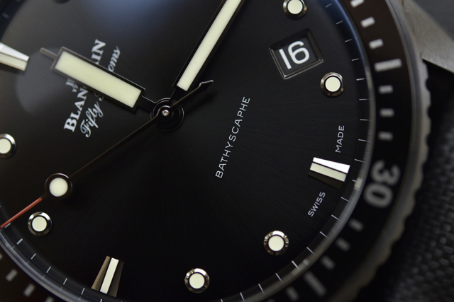 把一台超跑戴在手上,把车捧在手里