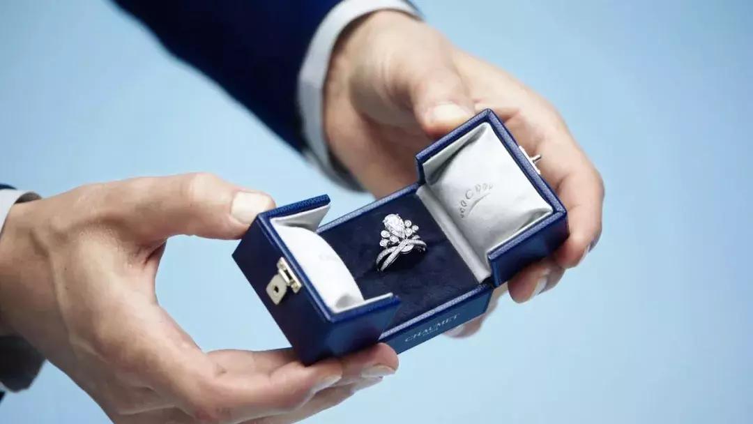 求婚戒指和结婚戒指是不是不一样,求婚戒指跟结婚戒指哪个贵