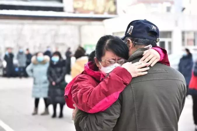 父女隔17年接力出征：爸爸抗非典女儿抗肺炎，这次换90后保护世界