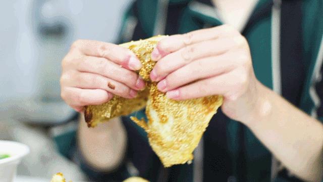 从摆摊到开店，阜阳20多年的早餐店，生意火到老板需要拿话筒喊号