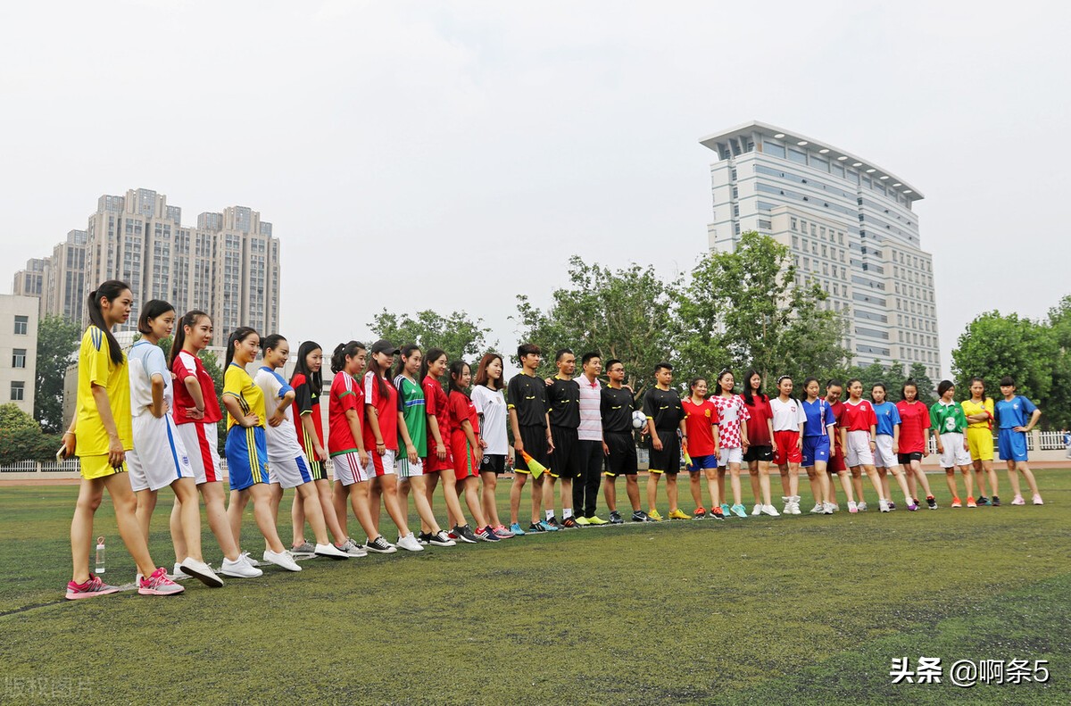 喜欢足球的男生是怎样的,为什么男生都喜欢看足球比赛