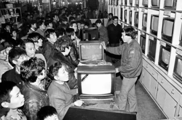 九张反映过年气氛的照片,百张罕见的过年老照片这才是年味