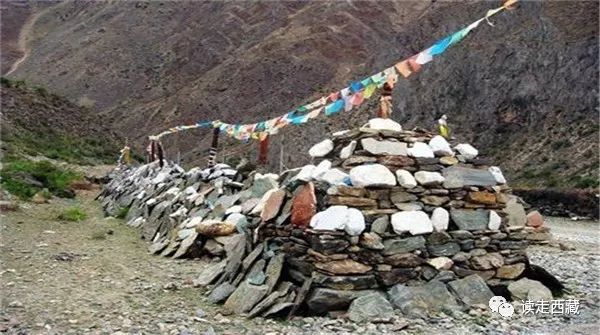 走青藏线翻越唐古拉山来到拉萨,西藏工布江达县的山脉