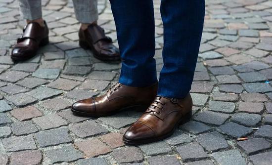 打造时尚潮流鞋,轻松打造复古范的休闲穿搭