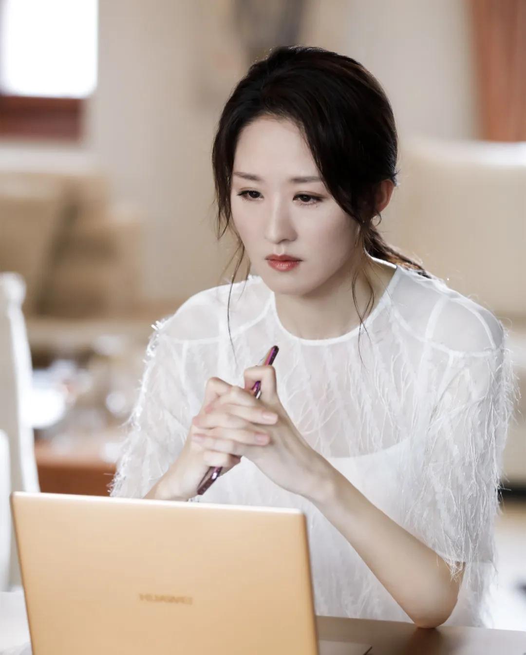 《安家》职场穿搭 | 孙俪素雅，闪闪活泼，知否仙气