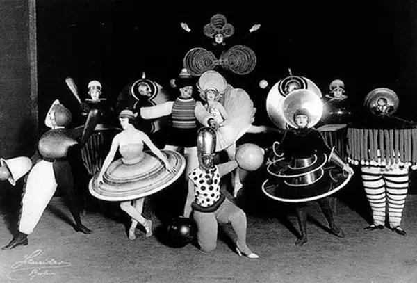 她亲眼看着自己的画作挂进卢浮宫,这位“时尚先锋”不输香奈儿