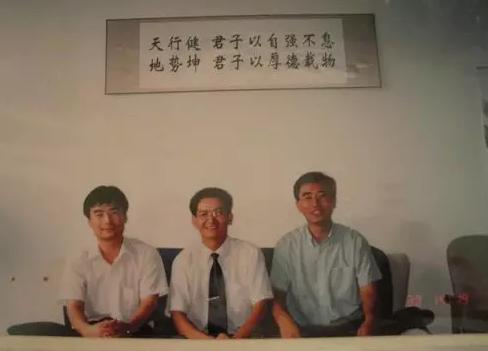 卖口红、小笼包起家，如今年收23亿，成为上市公司掌舵人