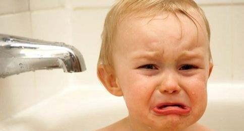 宝宝突然害怕洗澡,宝宝为什么突然害怕洗澡