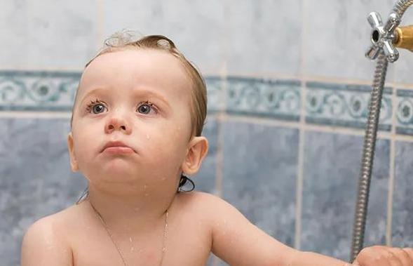 宝宝爱啃指甲是你忽略了这件事,宝宝爱咬手指和衣服是什么原因