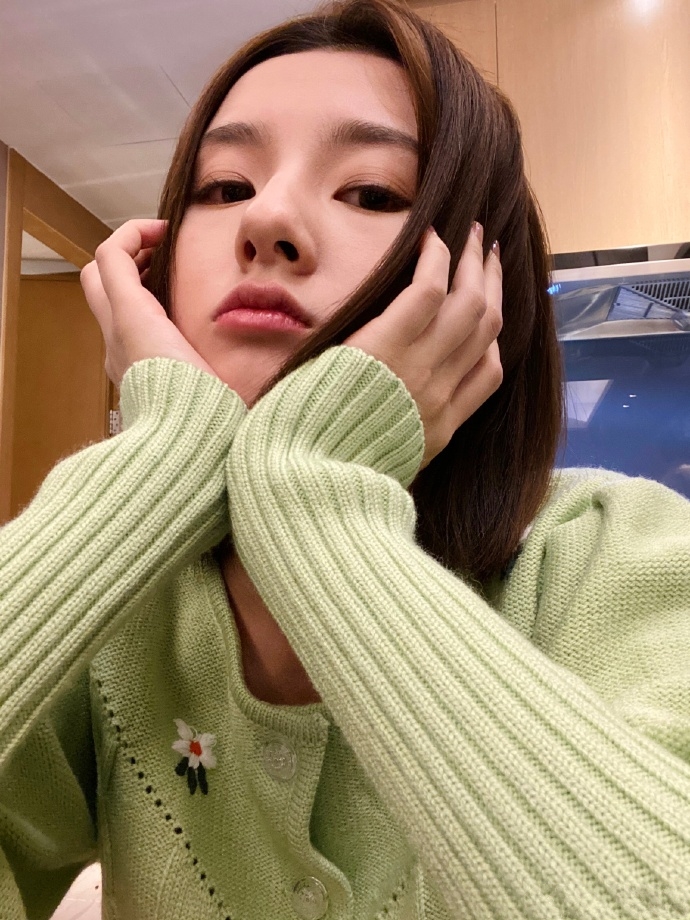 宋祖儿路边踢人事件,宋祖儿踢工作人员事件