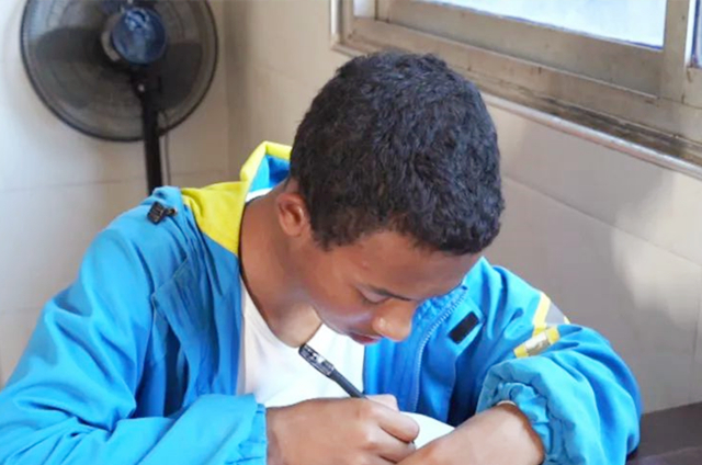 11年前,浙江农村奶奶收养了一个黑人小男孩巴比,如今怎么样了?