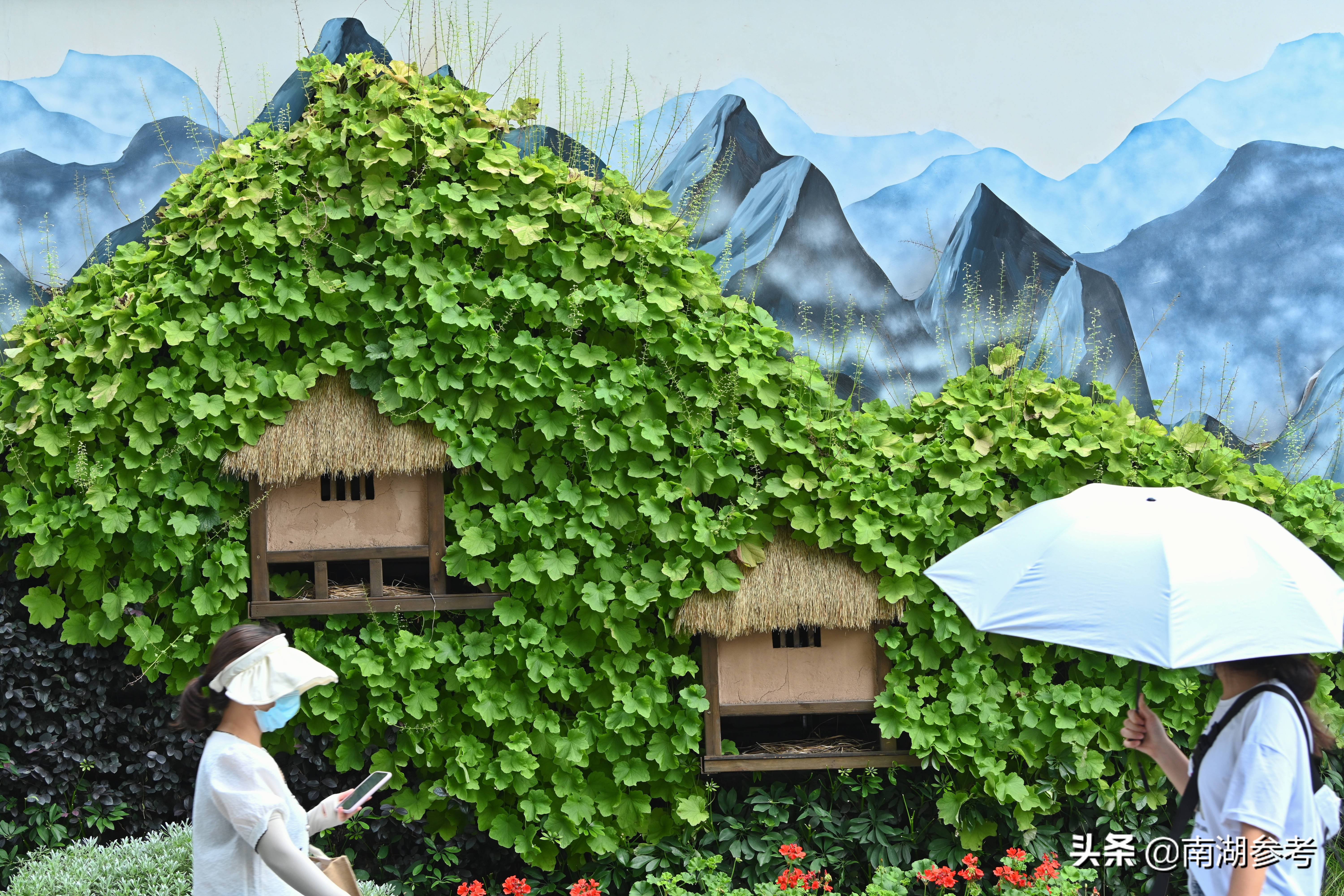 成都街头现3D木屋陶器玉璧墙绘风景“破”墙而出如画卷