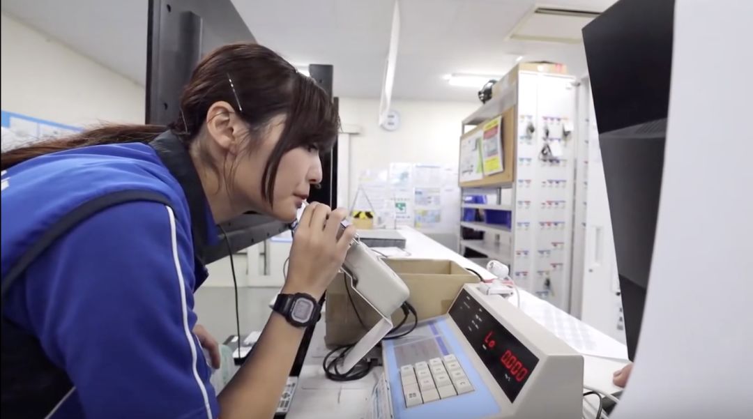 日本女快递员工作一天,日本快递女员工