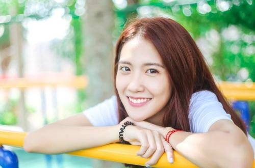 恋爱中男女的剪刀石头布,外国石头剪刀布接吻视频