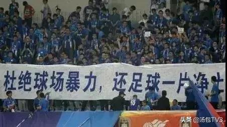 成都业余足球场发生冲突打架,足球场暴打裁判