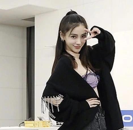 杨颖半蹲和小朋友合照,杨颖学生袜