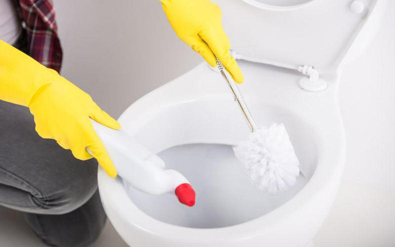 马桶s弯被粪便堵塞的疏通办法,马桶常年污垢造成堵塞怎么去除