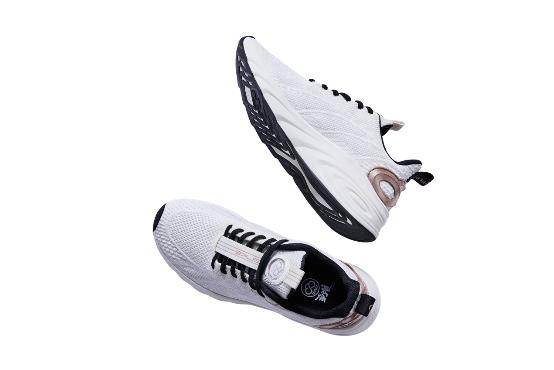 鸿星尔克奇弹3.0碳板跑鞋测评,鸿星尔克天枢奇弹黑色版如何发光