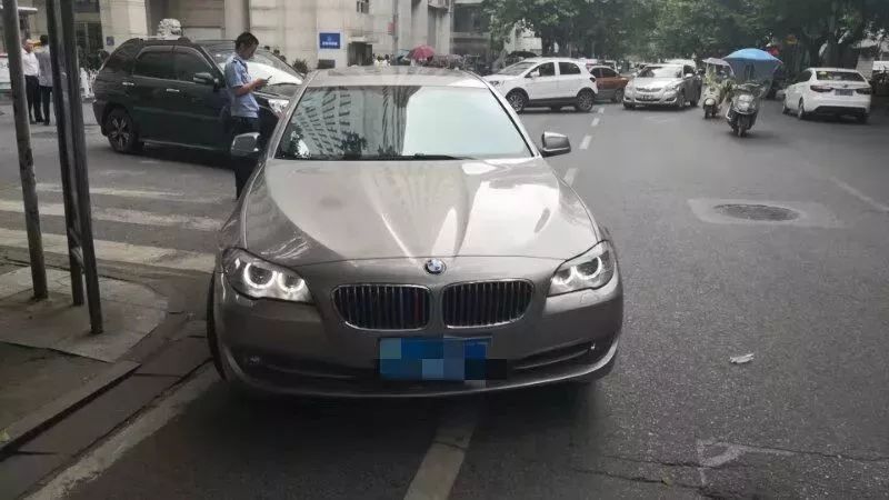 驾驶伪造车牌摩托车,驾驶套牌车肇事逃逸