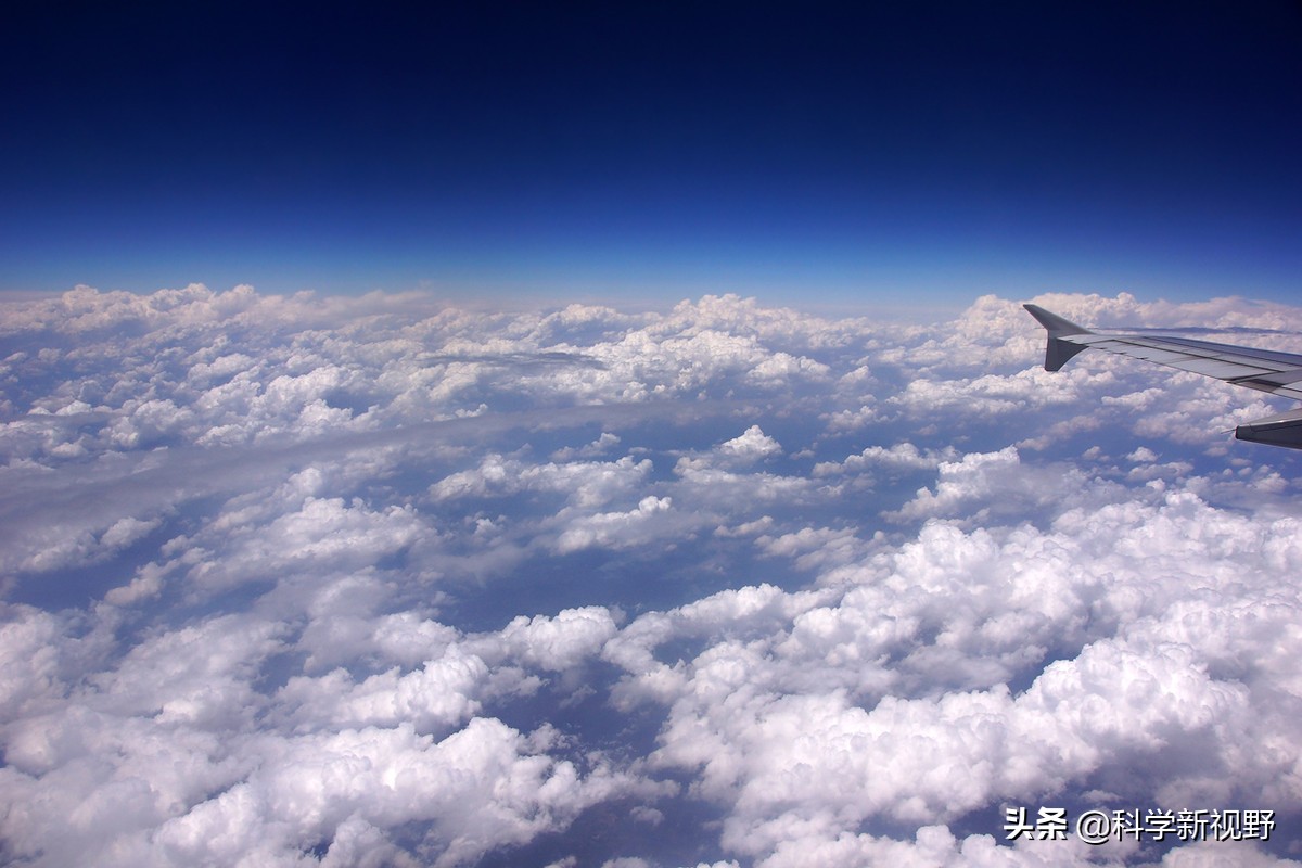 飞机在高空怎么保持气压,飞机在高空飞哪来氧气