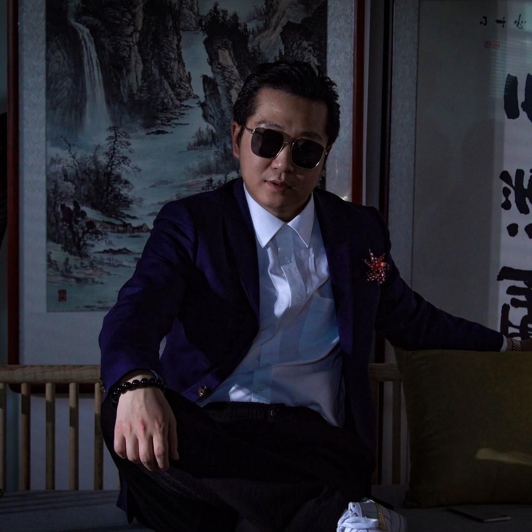 名下11家公司的他，却独独爱上了拍视频……