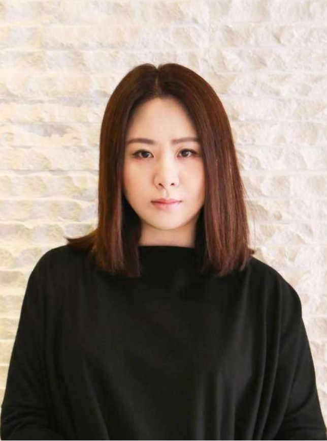 6大比艺人颜值高的经纪人，个个品貌端庄，甩艺人几条街